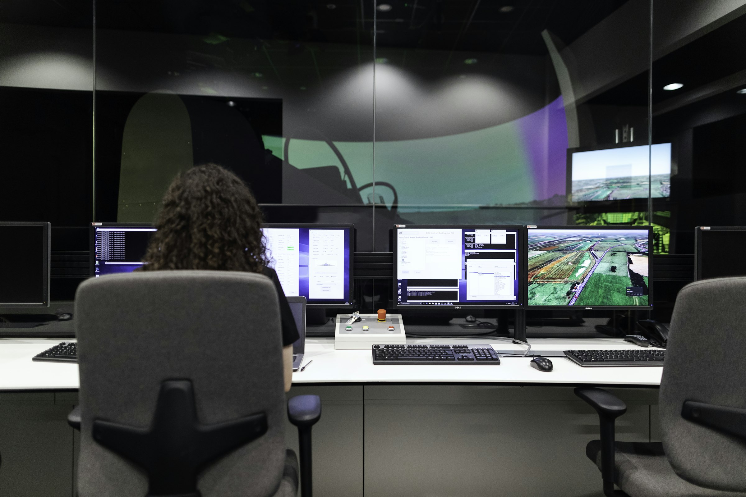 Opératrice devant les écrans d'un centre de surveillance
