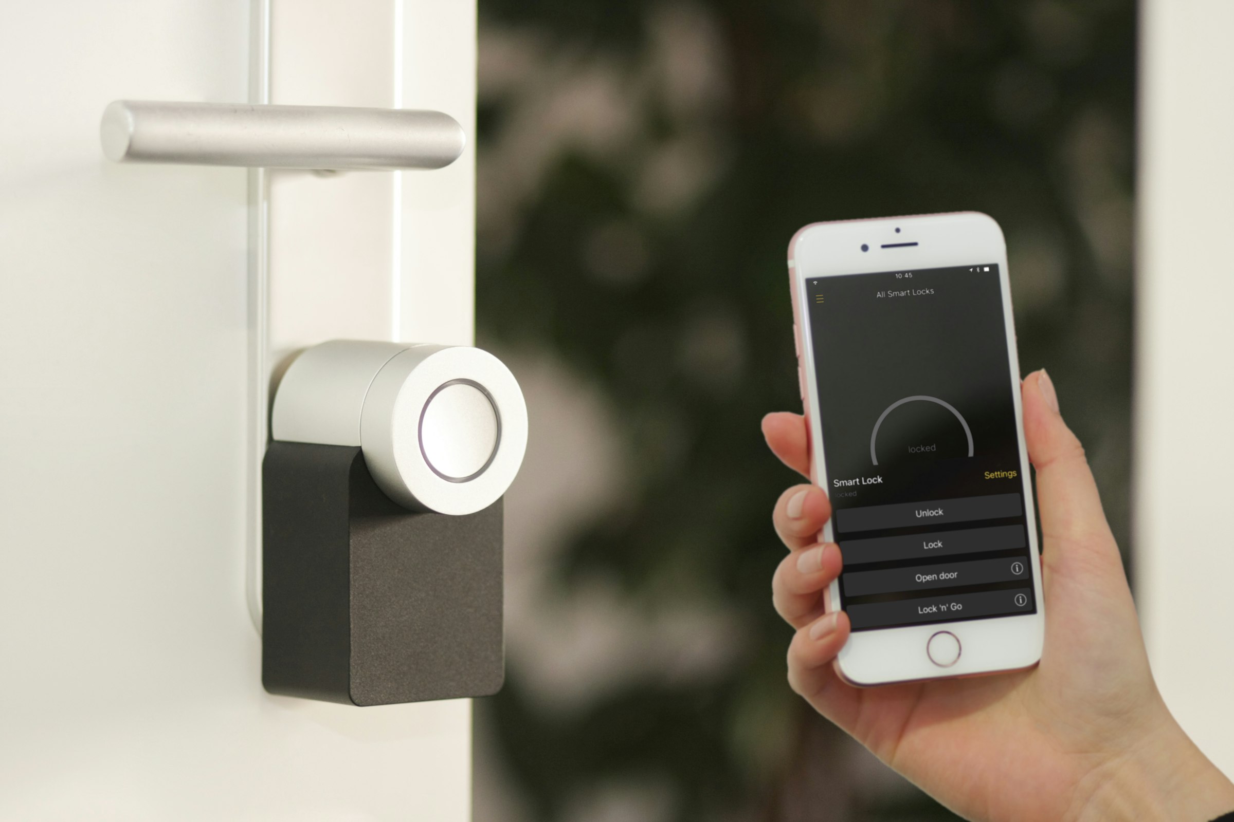 Serrure connectée sur une porte, pilotée depuis un smartphone